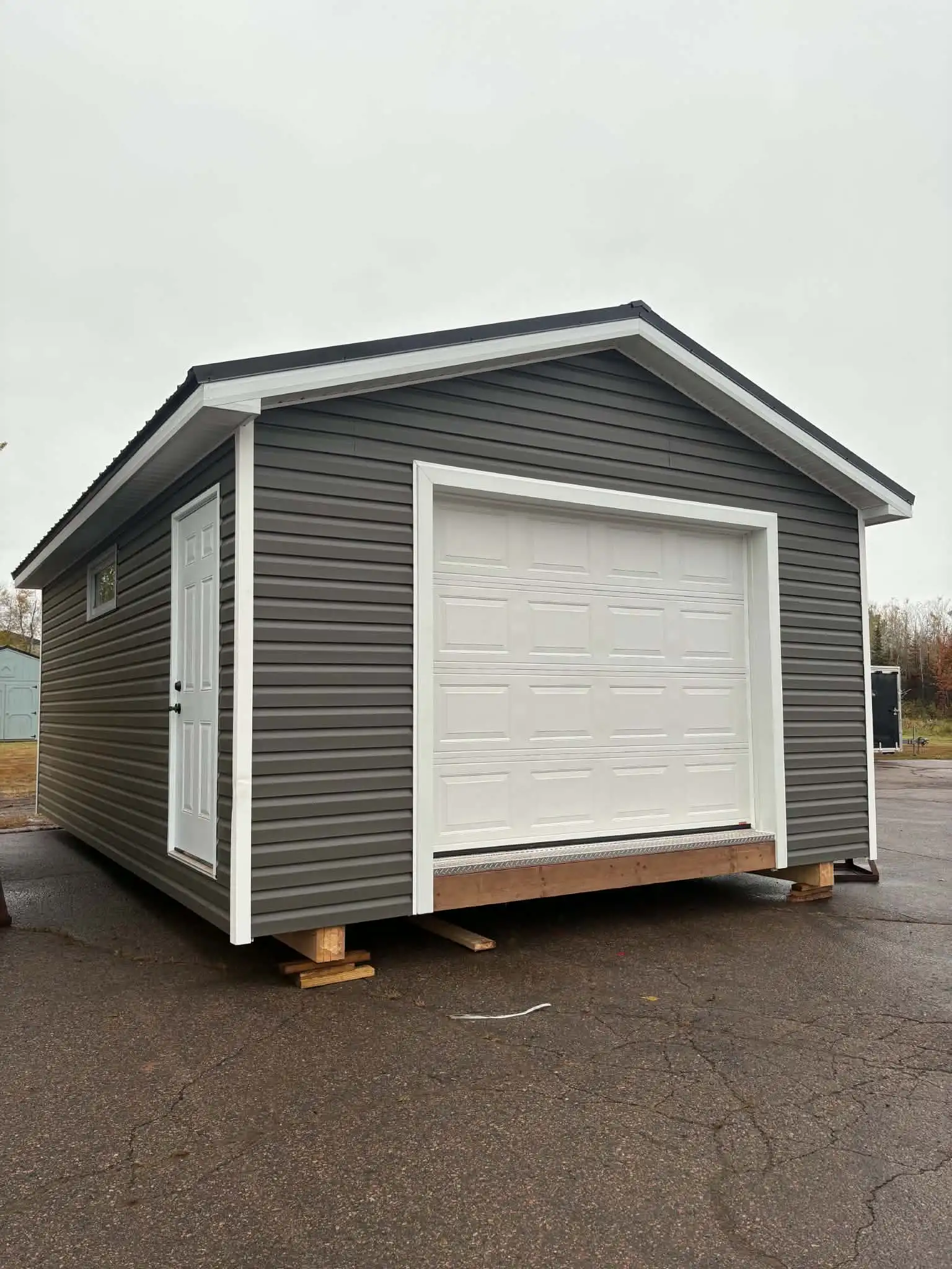 Alternative view of 16 x 24 Garage